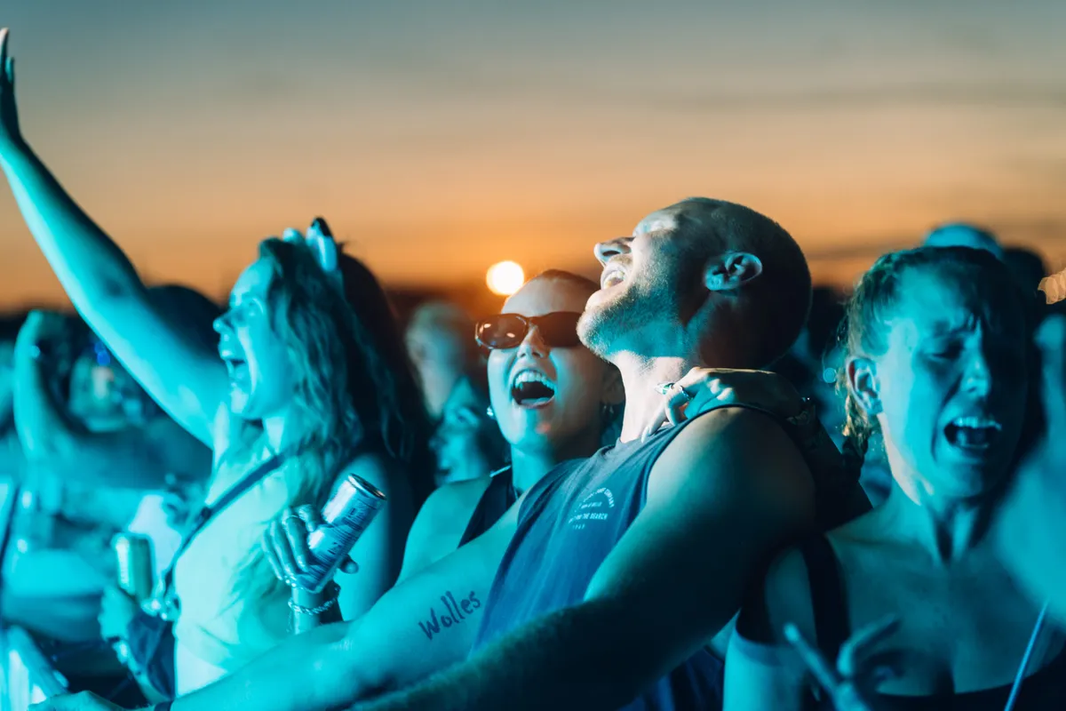 Deejay Plus beim Festival, live Musik, DJ-Performance, Festival Atmosphäre, Party-Event.